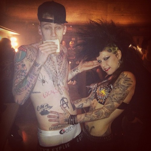 แ น ะ น ำ ค น ห ล อ;Machine Gun Kelly. 