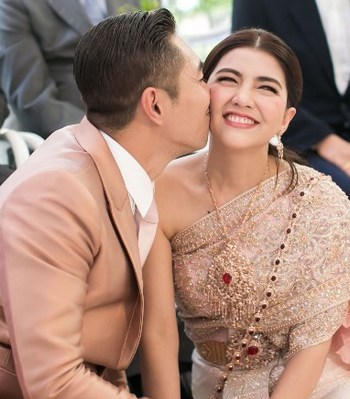 โอ๋ เพชรลดา ชื่นมื่นเข้าพิธีหมั้นกับหนุ่มผู้กำกับ | ข่าวประชาสัมพันธ์ | 4230639