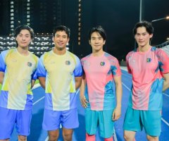 กลัฟ เกรท โป๊ป เก้า นำทีมซ้อมฟาดแข้งฟุตบอลนัดพิเศษ