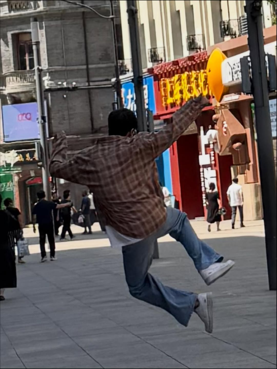 ไอซ์ - พาริส อินทรโกมาลย์สุต