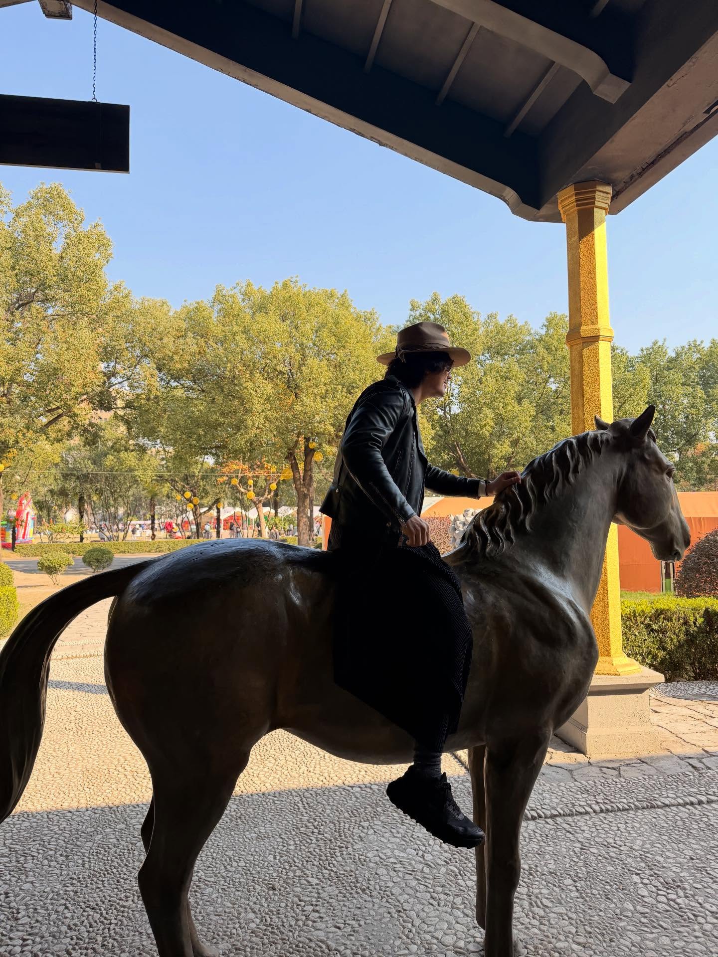 เป้ - อารักษ์ อมรศุภศิริ