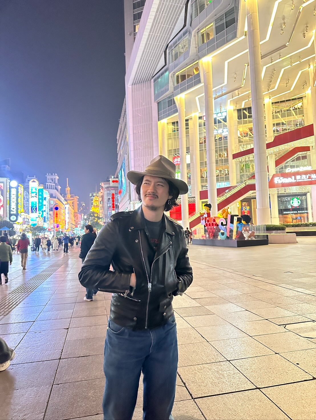 เป้ - อารักษ์ อมรศุภศิริ