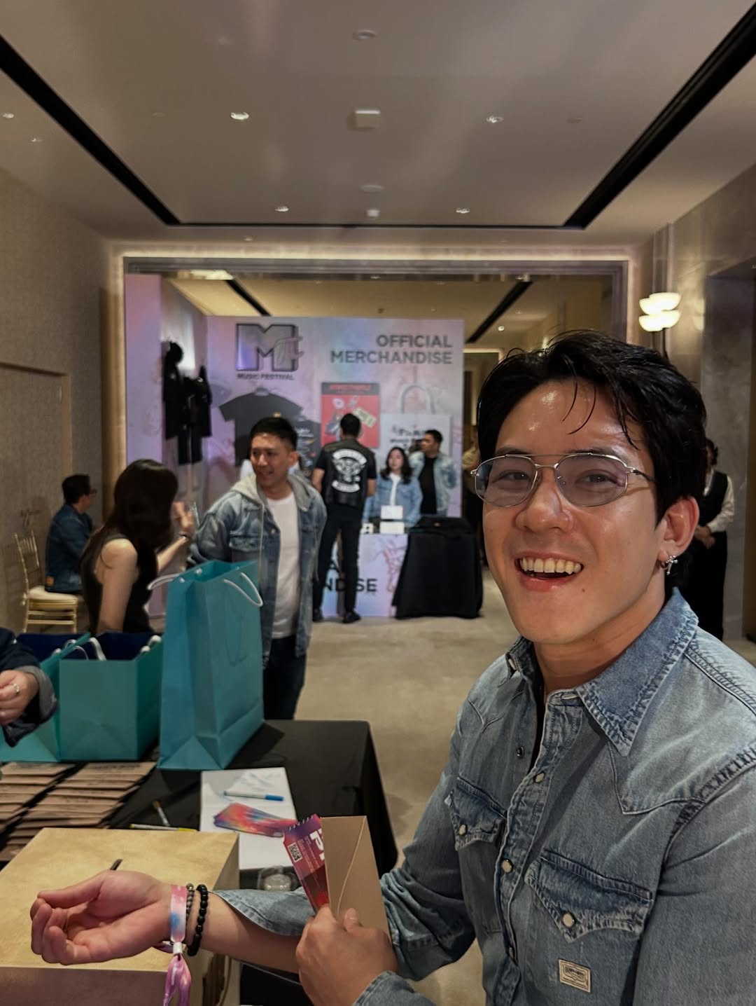 เป้ - อารักษ์ อมรศุภศิริ