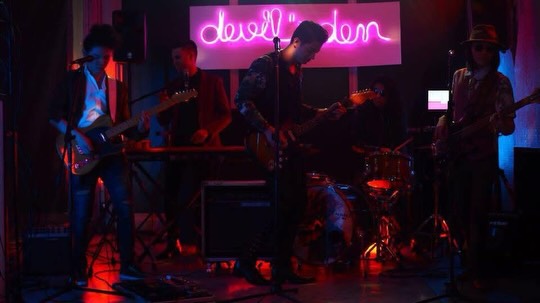 เป้ - อารักษ์ อมรศุภศิริ