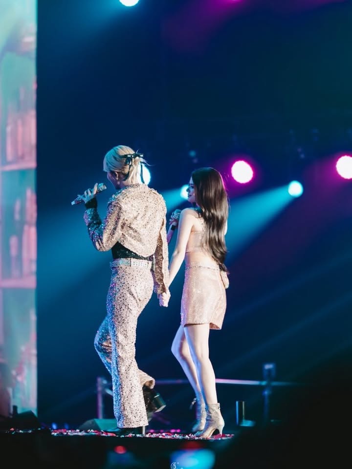 เบคกี้ - รีเบคก้า แพทรีเซีย อาร์มสตรอง