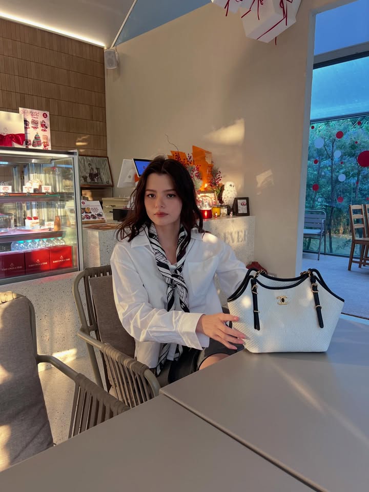 เบคกี้ - รีเบคก้า แพทรีเซีย อาร์มสตรอง