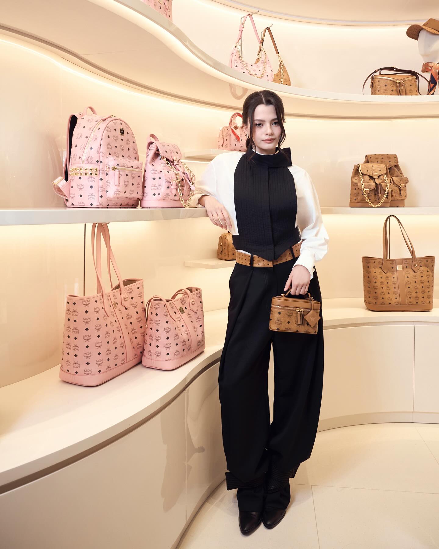 เบคกี้ - รีเบคก้า แพทรีเซีย อาร์มสตรอง