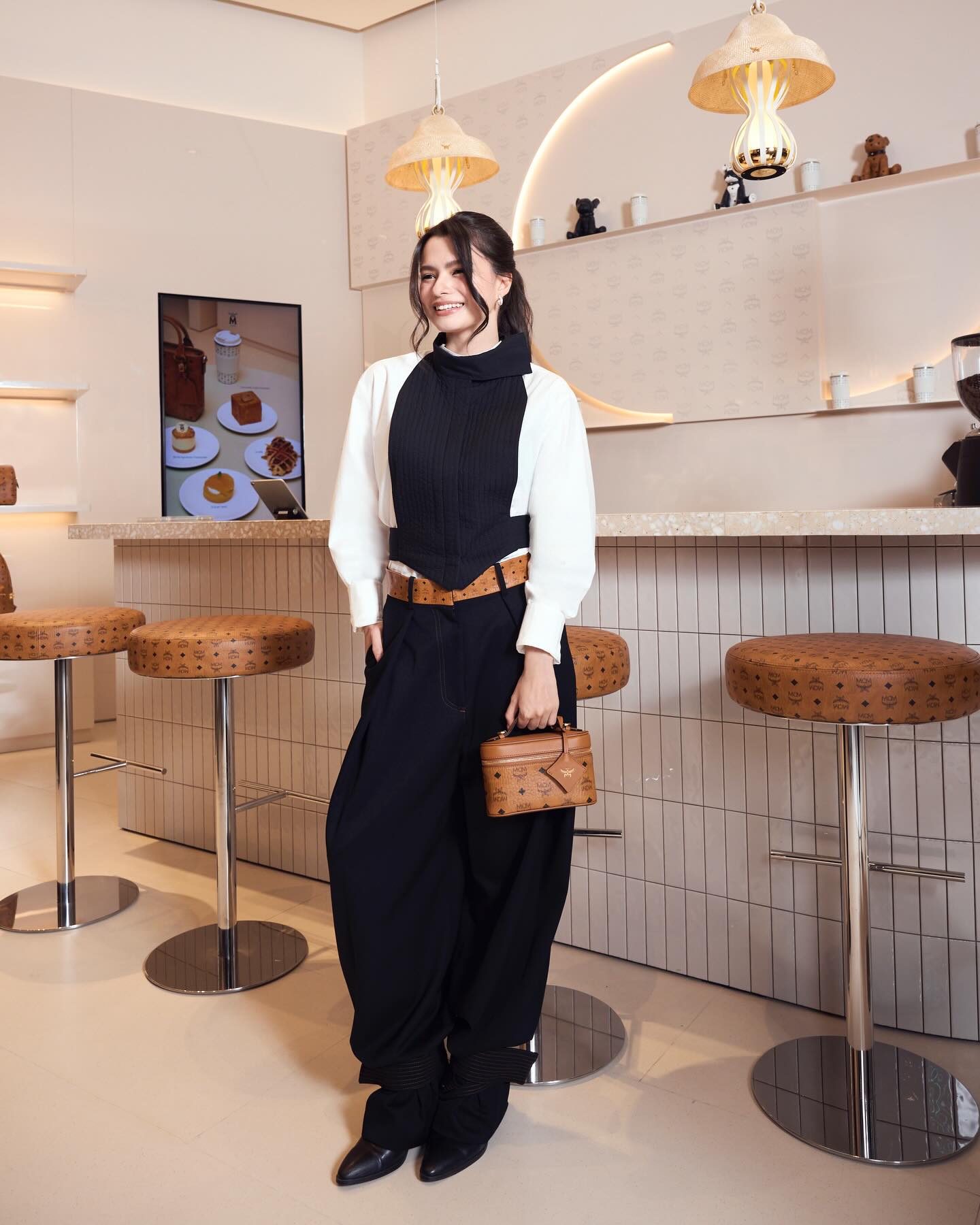 เบคกี้ - รีเบคก้า แพทรีเซีย อาร์มสตรอง