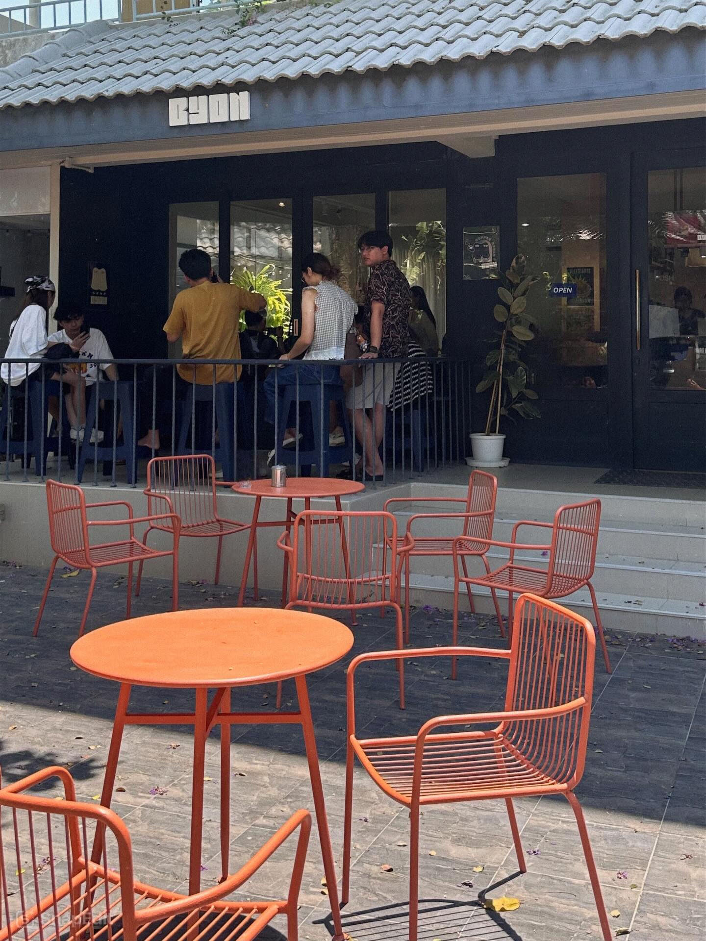 พี - พีรวิชญ์ พลอยนำพล