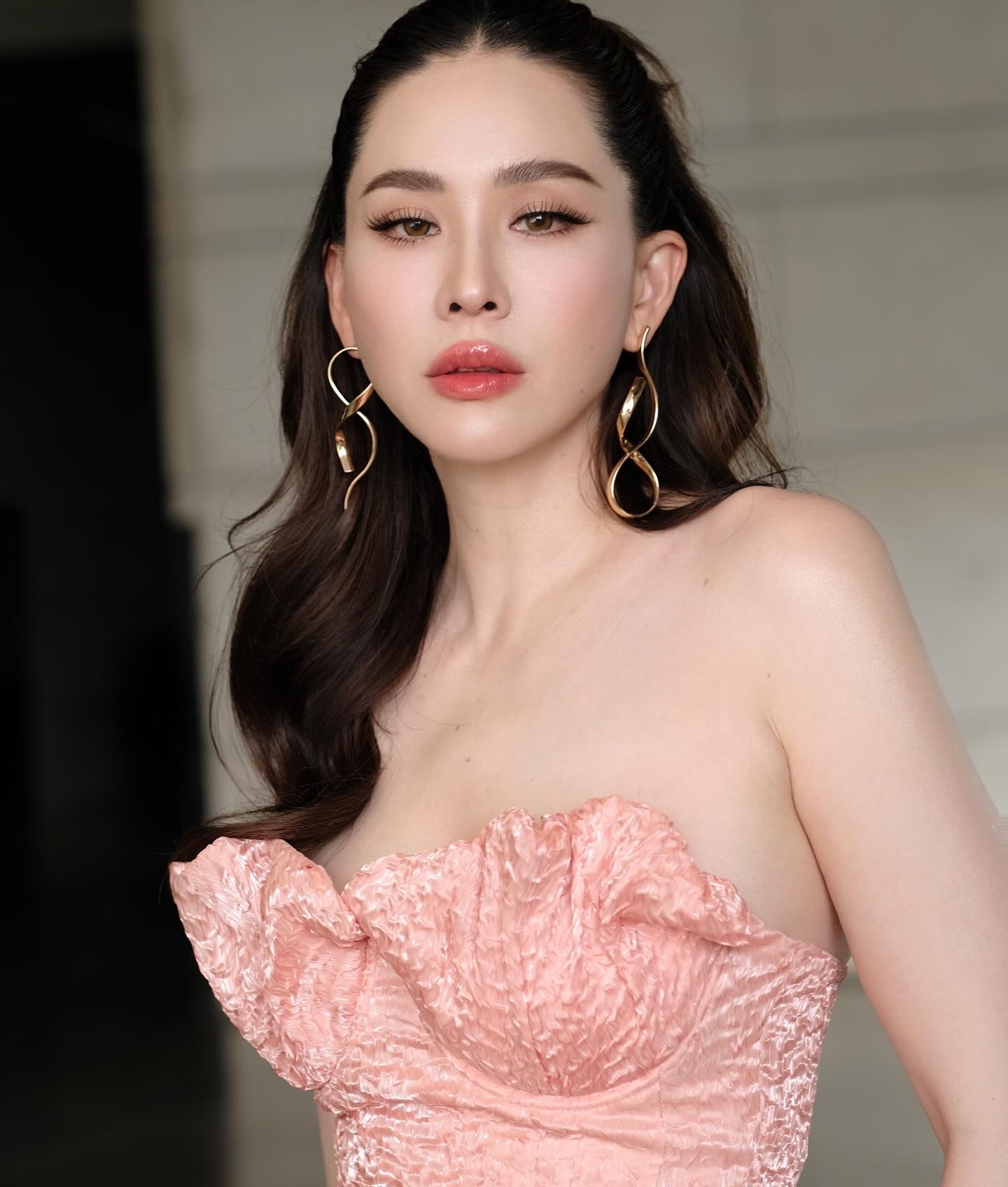 นุ้ย - สุจิรา อรุณพิพัฒน์