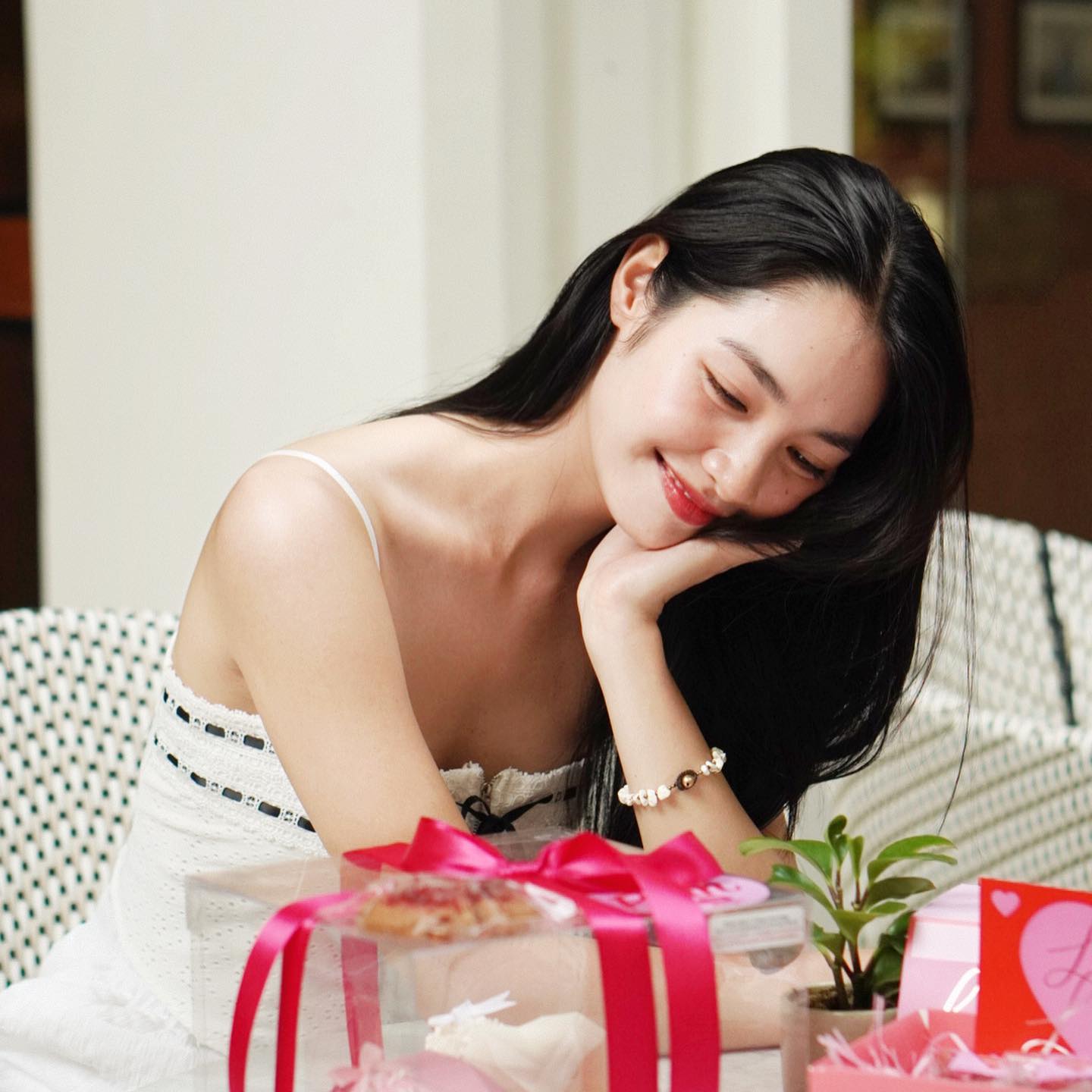 มิ้นท์ - รัญชน์รวี เอื้อกูลวราวัตร
