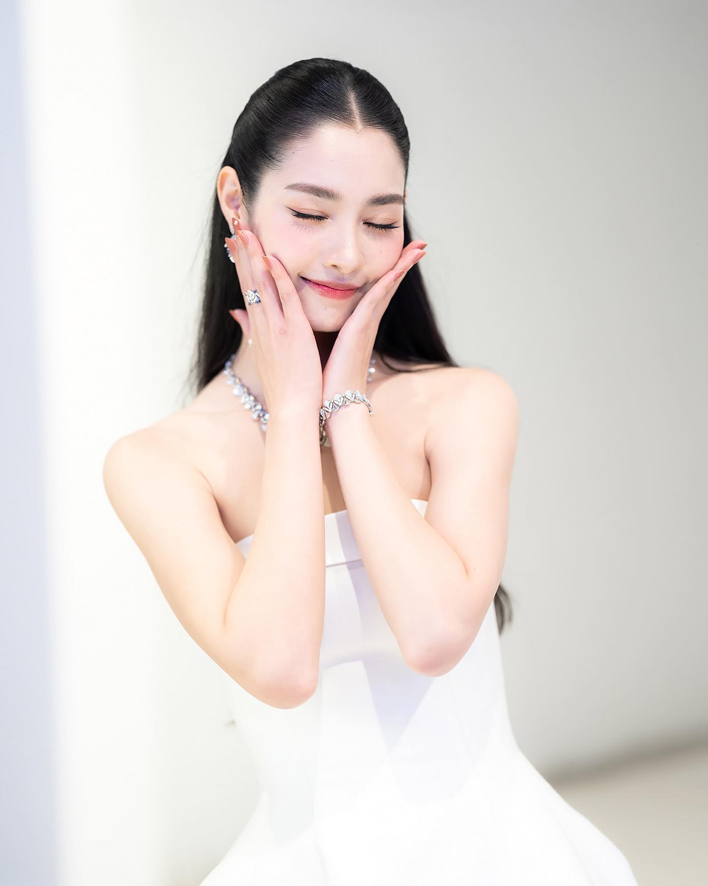 มิ้นท์ - รัญชน์รวี เอื้อกูลวราวัตร
