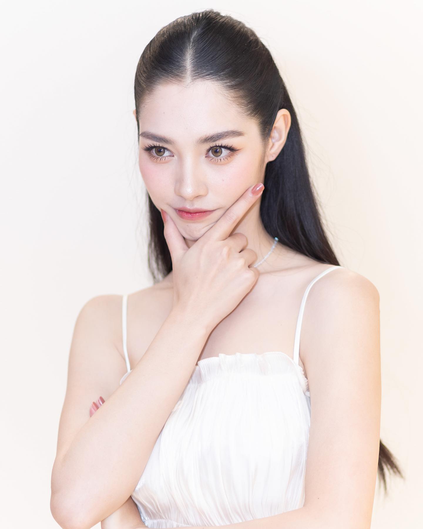 มิ้นท์ - รัญชน์รวี เอื้อกูลวราวัตร