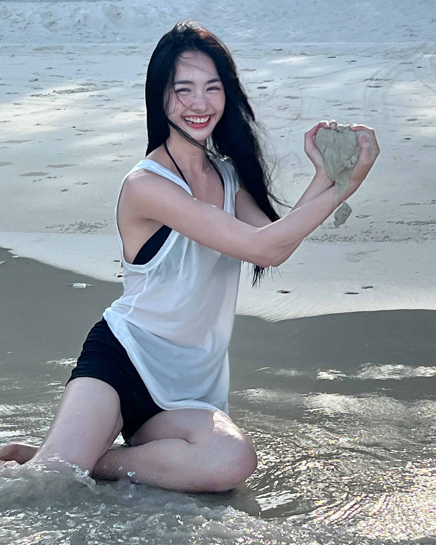 มิ้นท์ - รัญชน์รวี เอื้อกูลวราวัตร