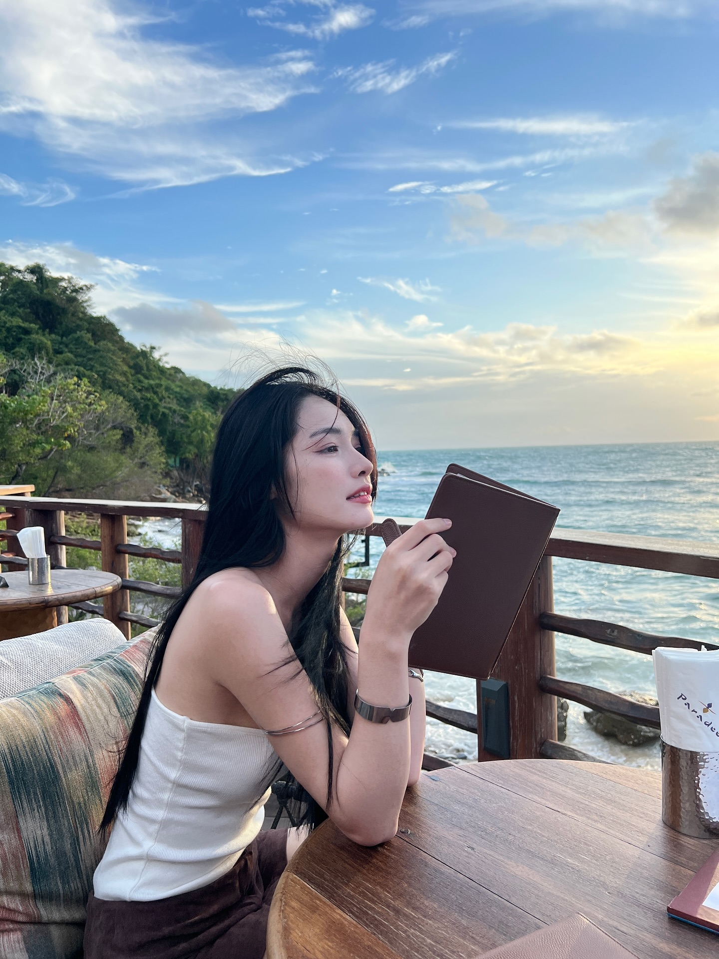 มิ้นท์ - รัญชน์รวี เอื้อกูลวราวัตร