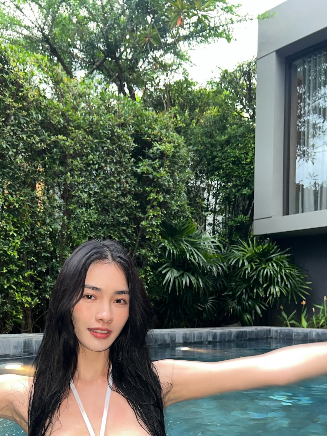 มิ้นท์ - รัญชน์รวี เอื้อกูลวราวัตร