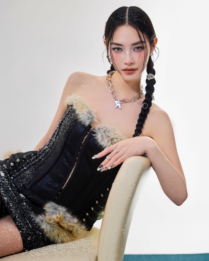 มิ้นท์ - รัญชน์รวี เอื้อกูลวราวัตร