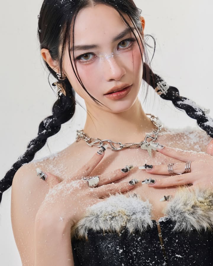 มิ้นท์ - รัญชน์รวี เอื้อกูลวราวัตร