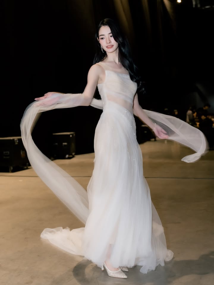 มิ้นท์ - รัญชน์รวี เอื้อกูลวราวัตร