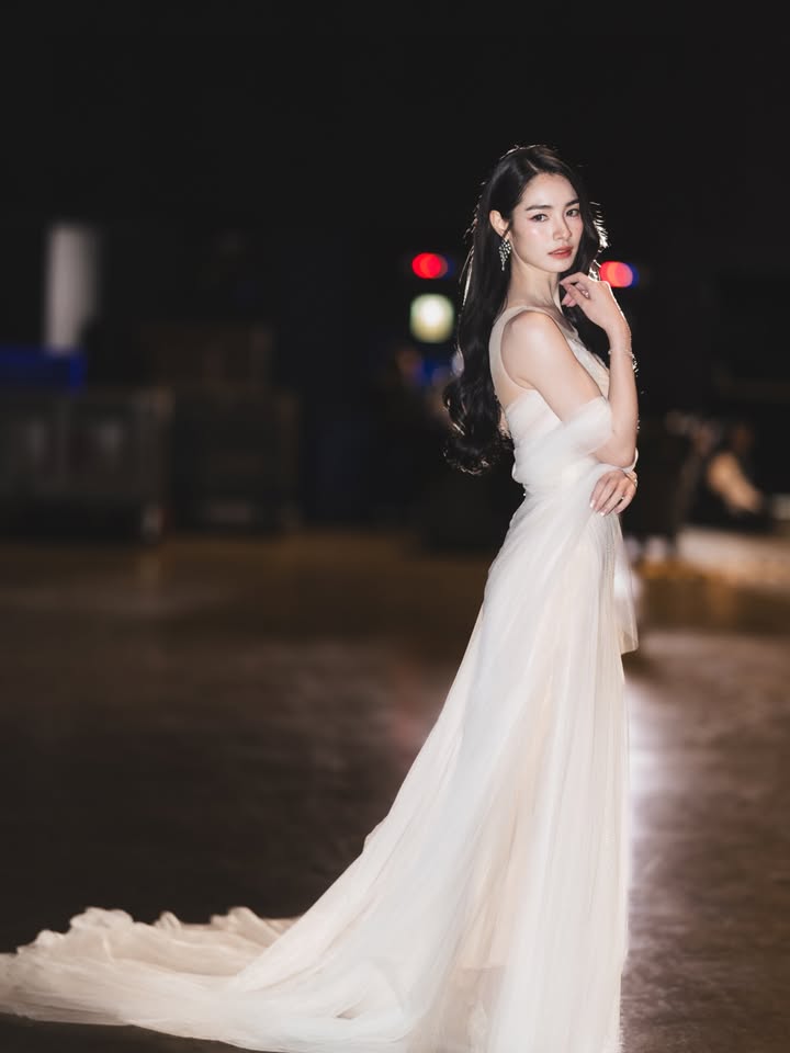 มิ้นท์ - รัญชน์รวี เอื้อกูลวราวัตร