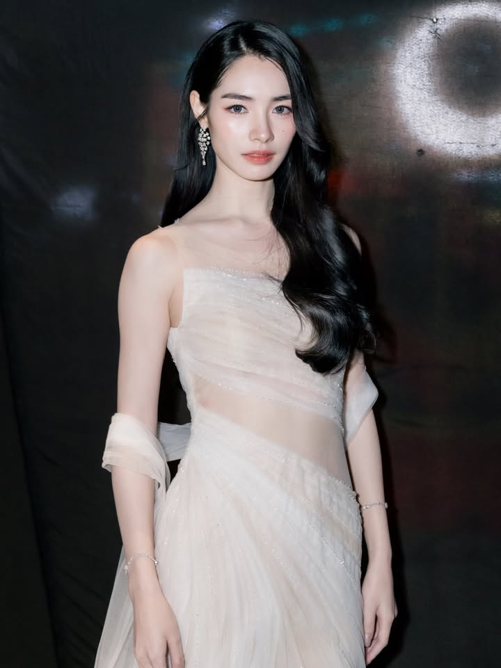 มิ้นท์ - รัญชน์รวี เอื้อกูลวราวัตร