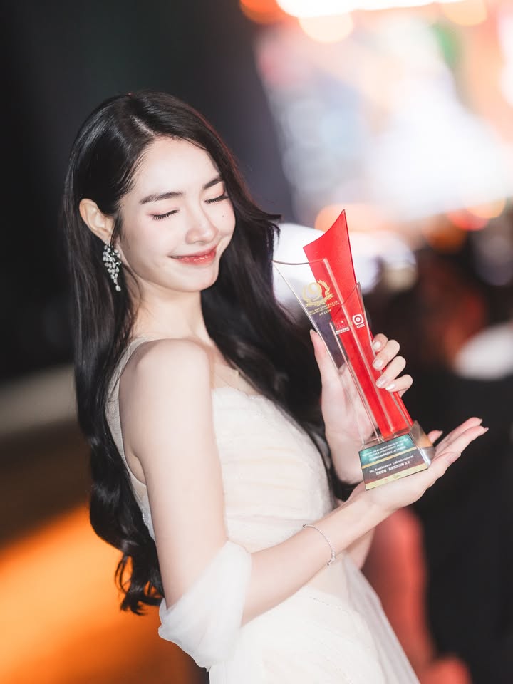 มิ้นท์ - รัญชน์รวี เอื้อกูลวราวัตร