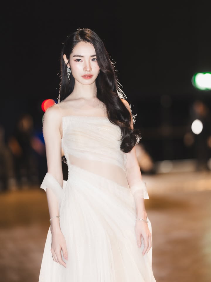 มิ้นท์ - รัญชน์รวี เอื้อกูลวราวัตร