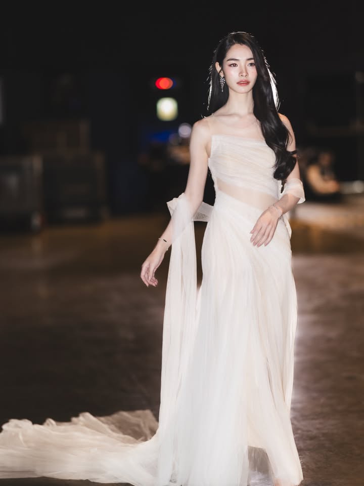 มิ้นท์ - รัญชน์รวี เอื้อกูลวราวัตร