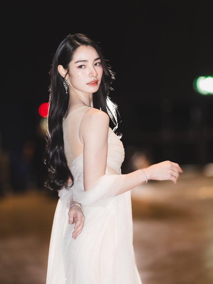 มิ้นท์ - รัญชน์รวี เอื้อกูลวราวัตร