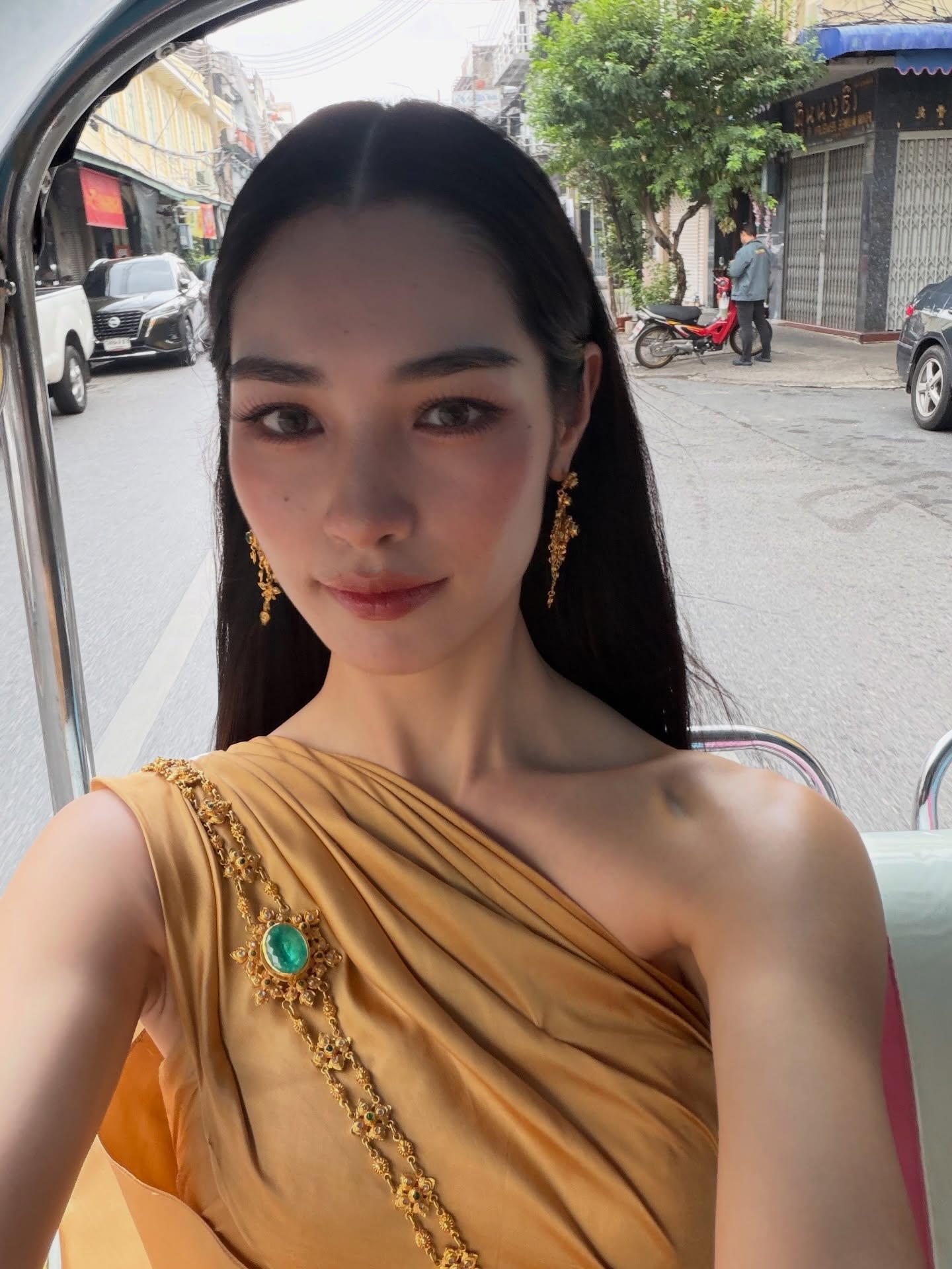 มิ้นท์ - รัญชน์รวี เอื้อกูลวราวัตร