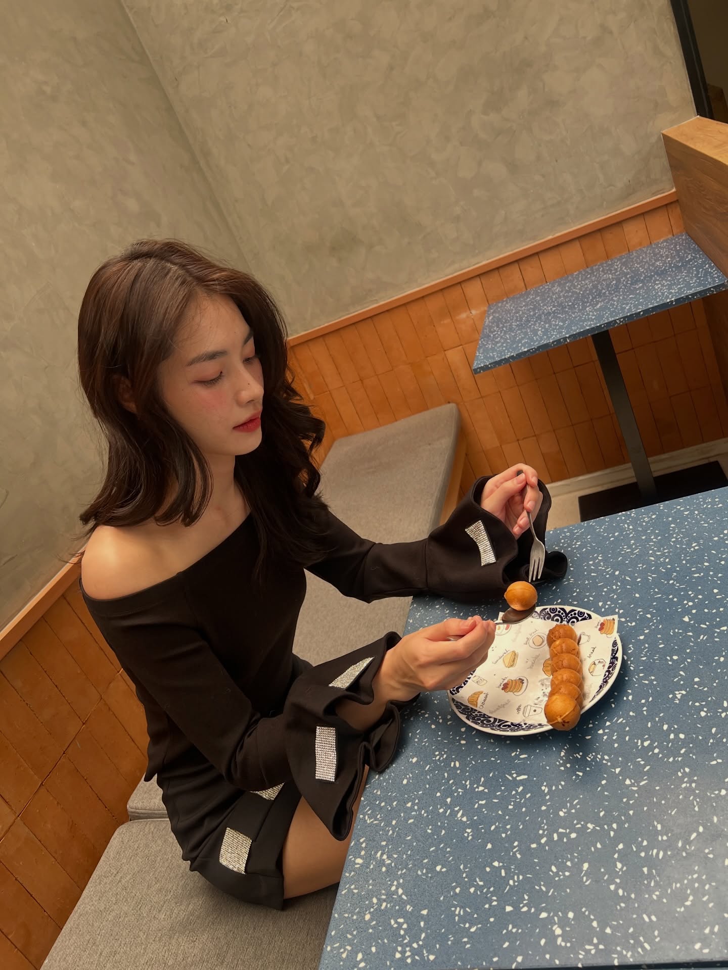 มิ้นท์ - รัญชน์รวี เอื้อกูลวราวัตร