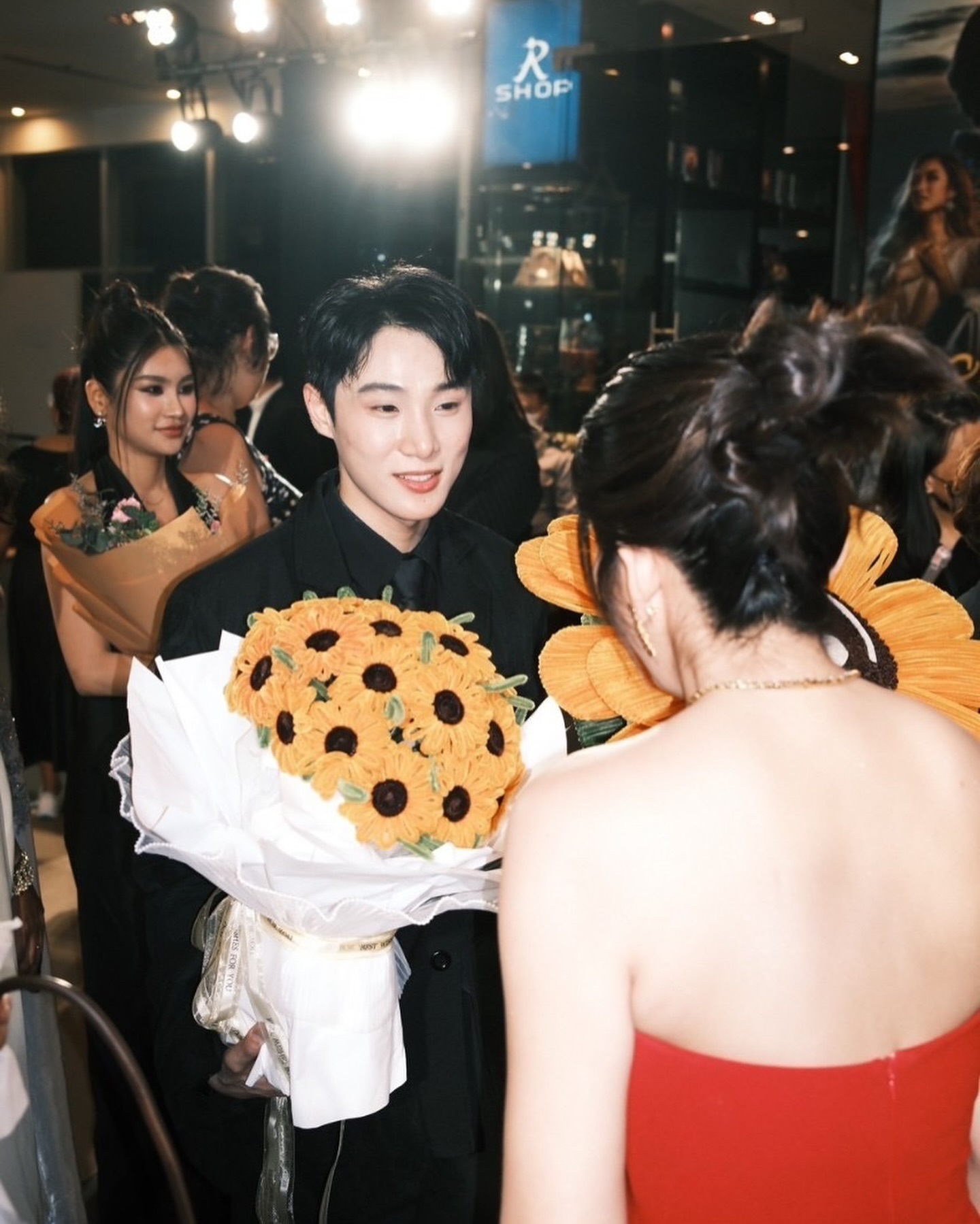 จูเนียร์ - กรวิชญ์ สูงกิจบูลย์