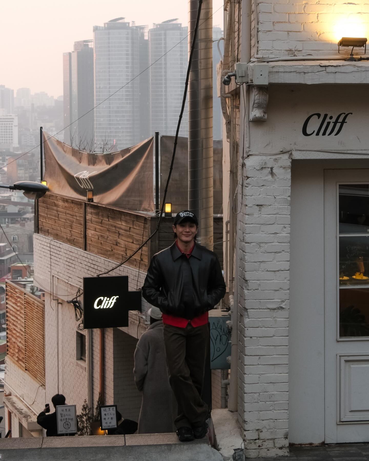 จูเนียร์ - กรวิชญ์ สูงกิจบูลย์