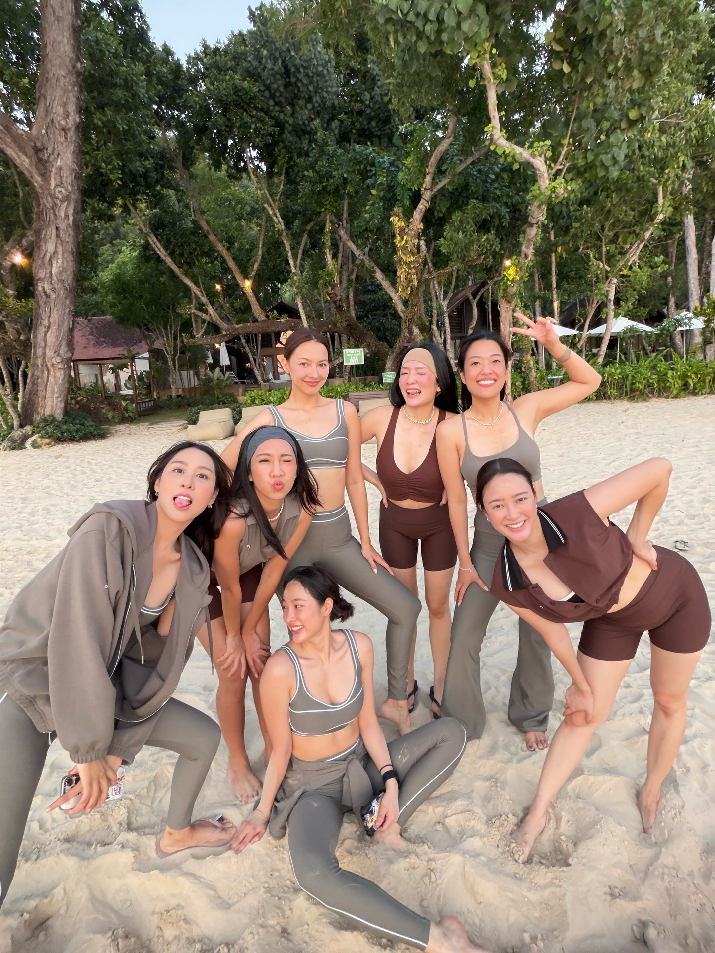 เอม - สาธิดา ปิ่นสินชัย