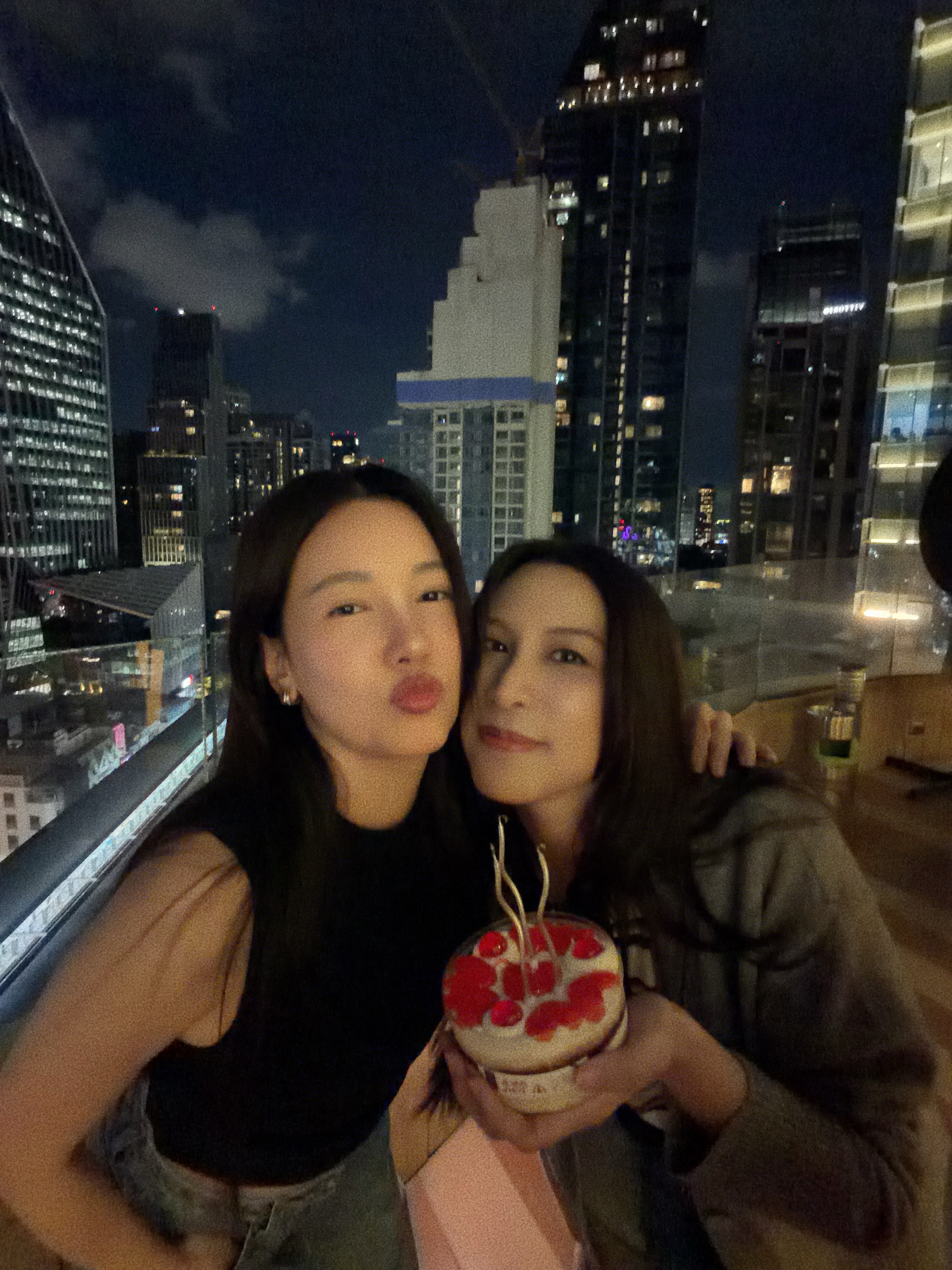 เอม - สาธิดา ปิ่นสินชัย
