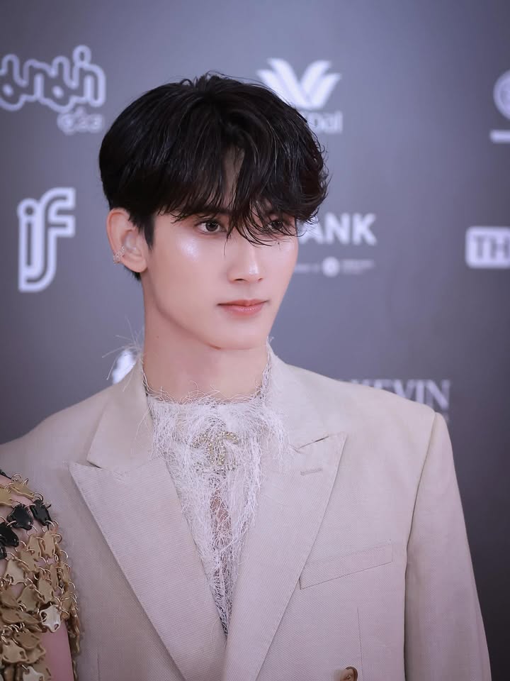 เฟริสท์ - ฉลองรัฐ นอบสำโรง