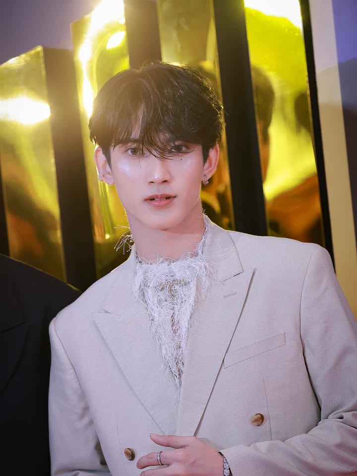 เฟริสท์ - ฉลองรัฐ นอบสำโรง