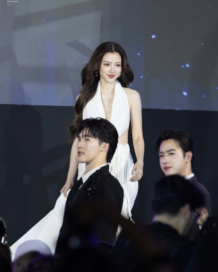 ใบเฟิร์น - พิมพ์ชนก ลือวิเศษไพบูลย์