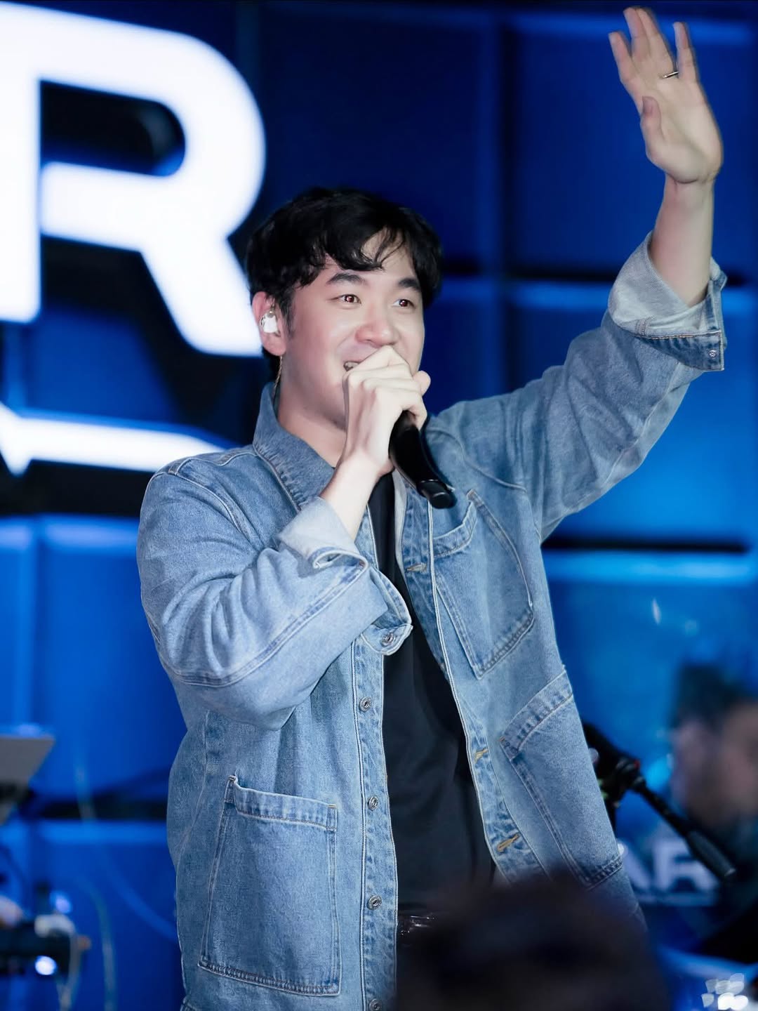 แสตมป์ - อภิวัชร์ เอื้อถาวรสุข