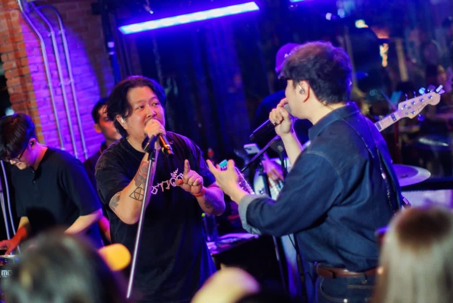 แสตมป์ - อภิวัชร์ เอื้อถาวรสุข