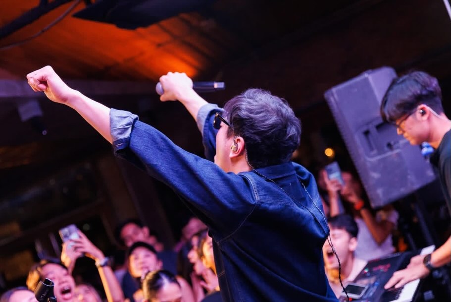 แสตมป์ - อภิวัชร์ เอื้อถาวรสุข