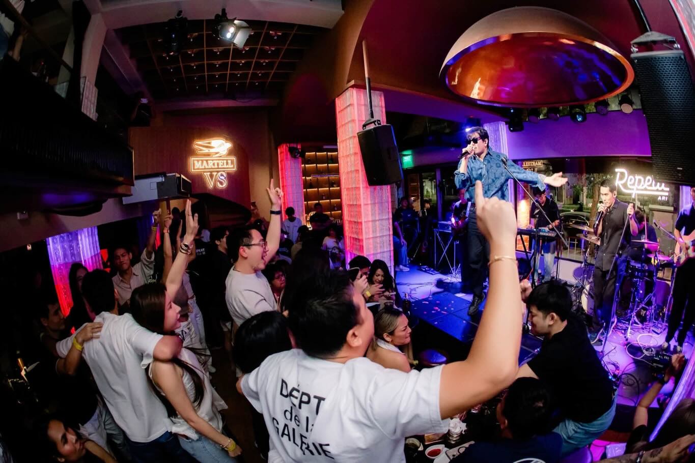 แสตมป์ - อภิวัชร์ เอื้อถาวรสุข