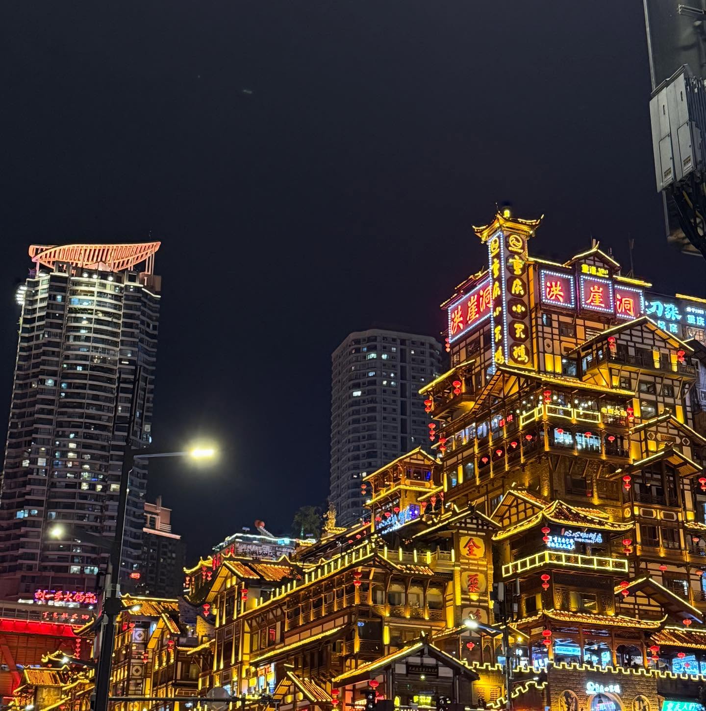 ก้อง - ก้องภพ จิโรจน์มนตรี