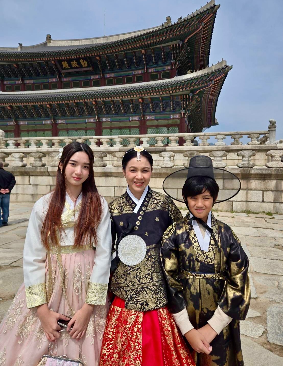 กบ - สุวนันท์ ปุณณกันต์