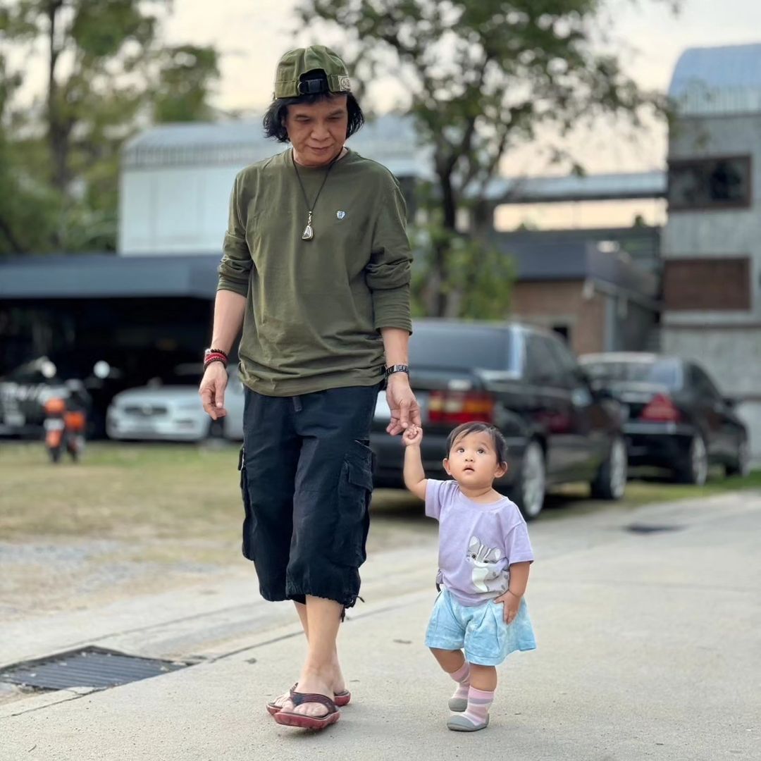 สลา คุณวุฒิ