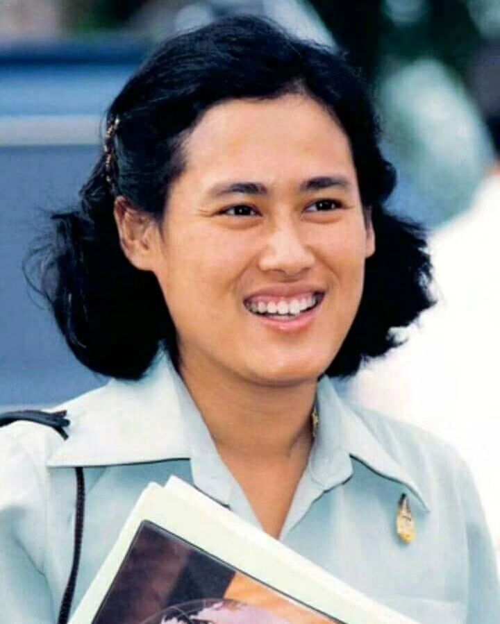 สลา คุณวุฒิ