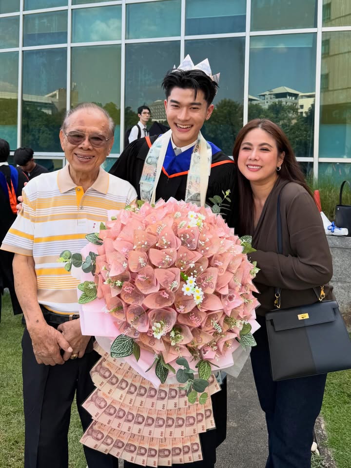 ติ๊ก - กัญญารัตน์ จิรรัชชกิจ