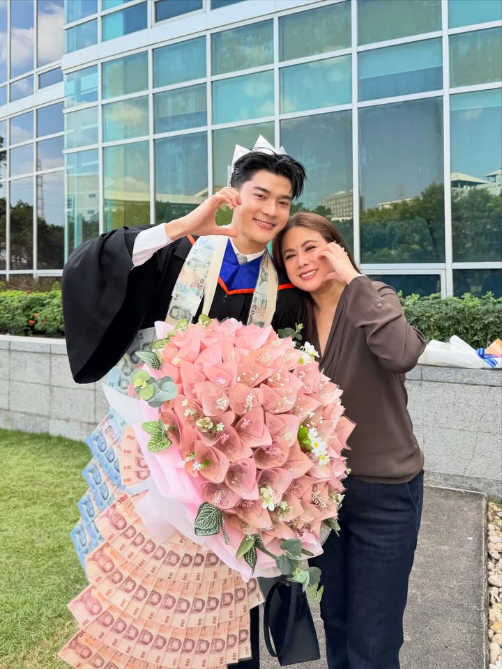 ติ๊ก - กัญญารัตน์ จิรรัชชกิจ