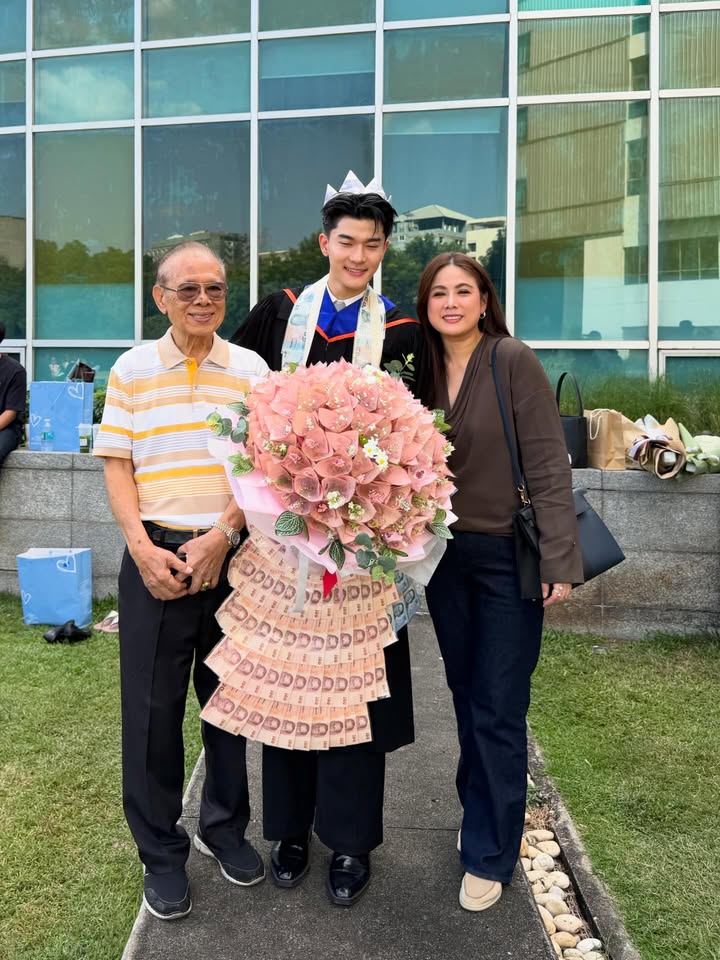 ติ๊ก - กัญญารัตน์ จิรรัชชกิจ