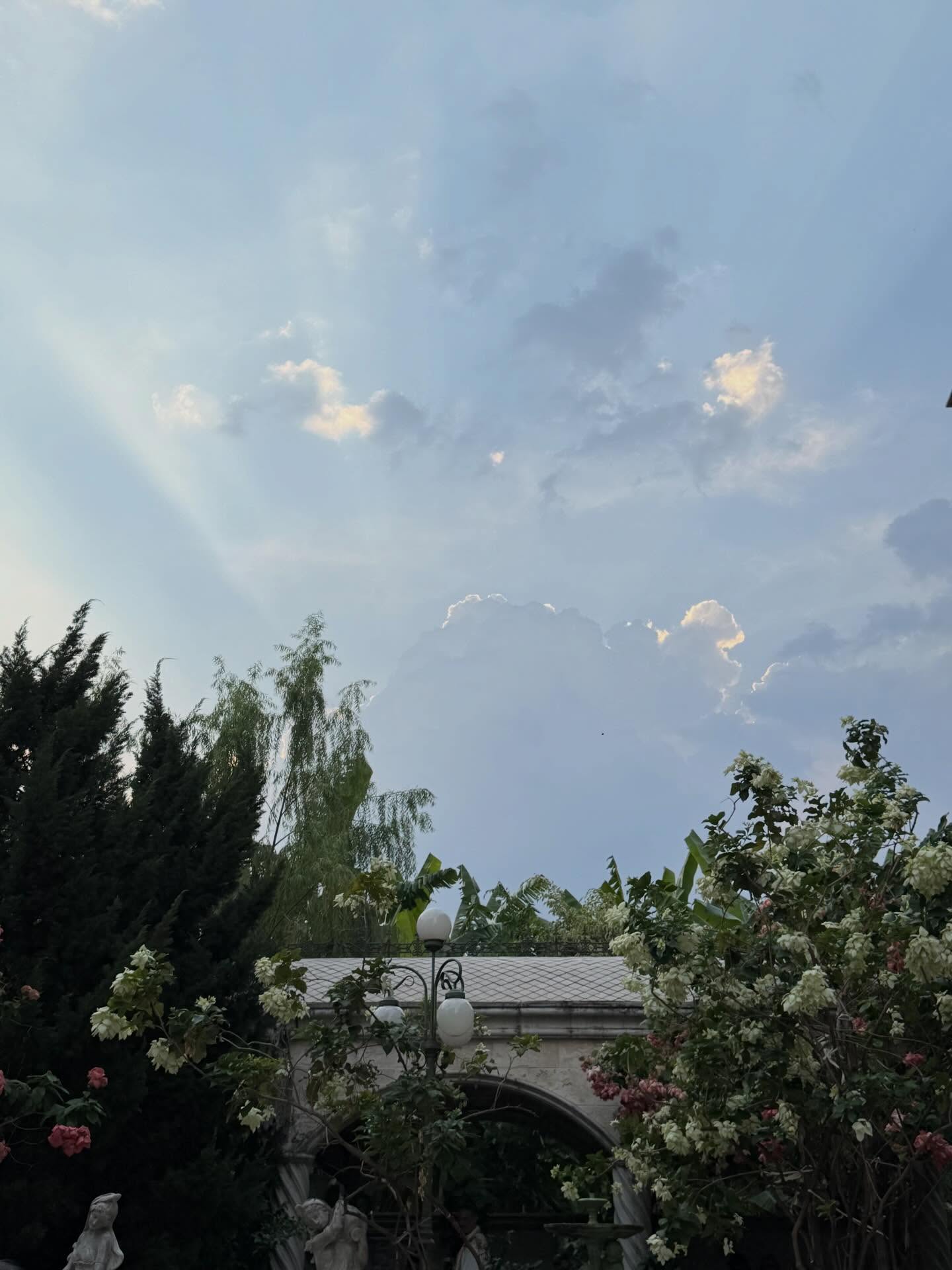 ติ๊ก - กัญญารัตน์ จิรรัชชกิจ